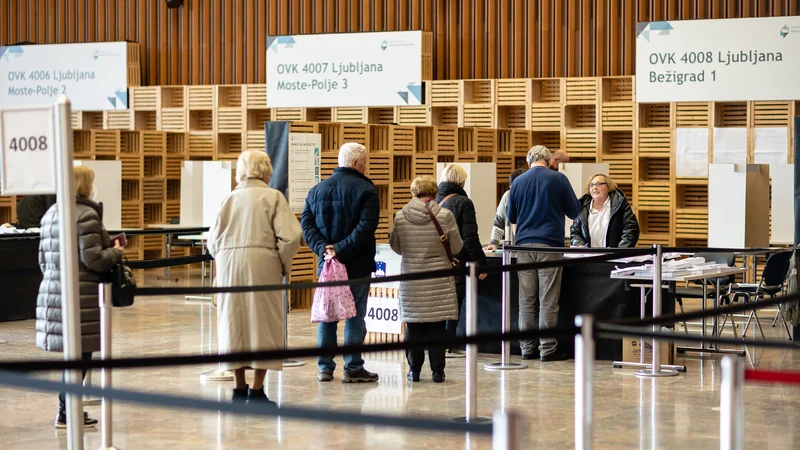 Fotografija: Prizor s predčasnega glasovanja na referendumih. FOTO: Črt Piksi 
