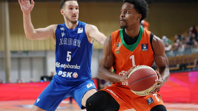 Fotografija: Yogi Ferrell (z žogo) je bil prvi strelec tekme z 22 točkami, zbral je še po 5 skokov in asistenc. FOTO: Cedevita Olimpija/Aleš Fevžer