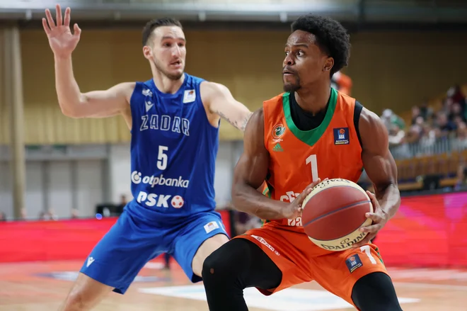 Yogi Ferrell (z žogo) je bil prvi strelec tekme z 22 točkami, zbral je še po 5 skokov in asistenc. FOTO: Cedevita Olimpija/Aleš Fevžer
