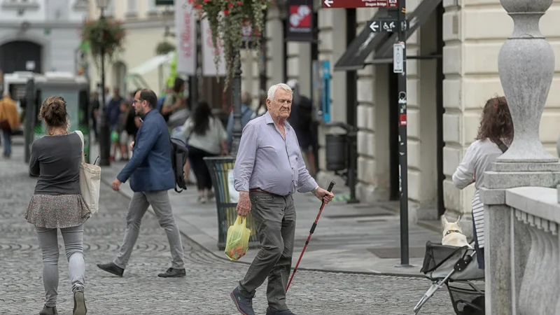 Fotografija: »Pomemben je poudarek na individualiziranosti, kar pomeni, da je oskrba prilagojena vsakemu uporabniku posebej. Na drugi strani pa imamo kolektivnost oziroma skupinsko delo različnih služb,« pojasnjuje Andreja Rafaelič. FOTO: Blaž Samec/Delo