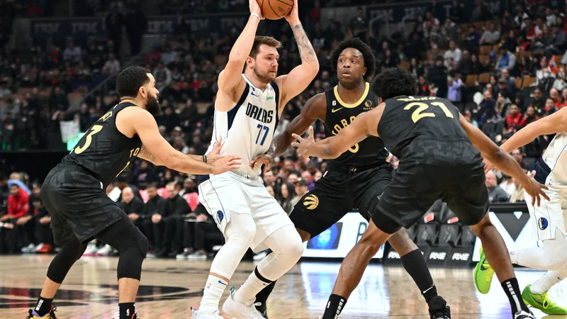 Fotografija: O. G. Anunoby (št. 3) in Thaddeus Young (21) sta v dvorani Scotiabank Arena odločila dvoboj v korist Toronta in razžalostila Luko Dončića. FOTO: Dan Hamilton/USA Today Sports