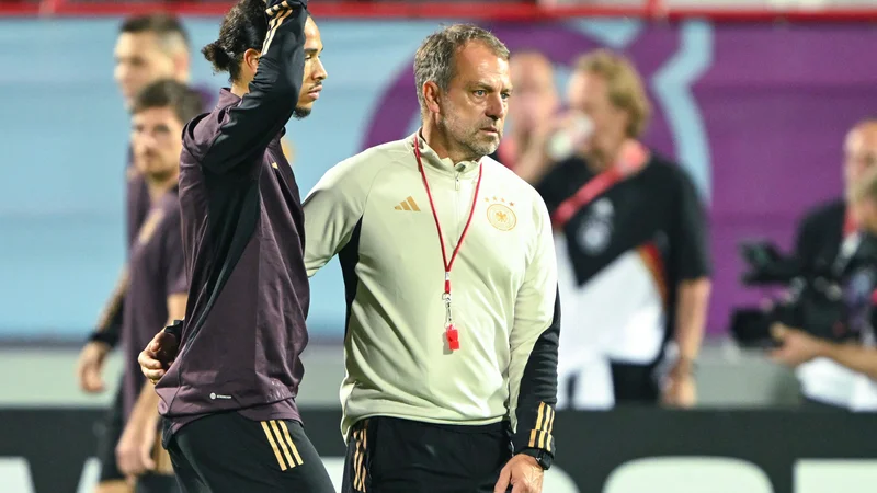Fotografija: Leroy Sane in selektor Hans-Dieter Flick med sobotnim treningom v reprezentančni bazi na štadionu Al Shamal severno od Dohe. FOTO: Ina Fassbender/AFP