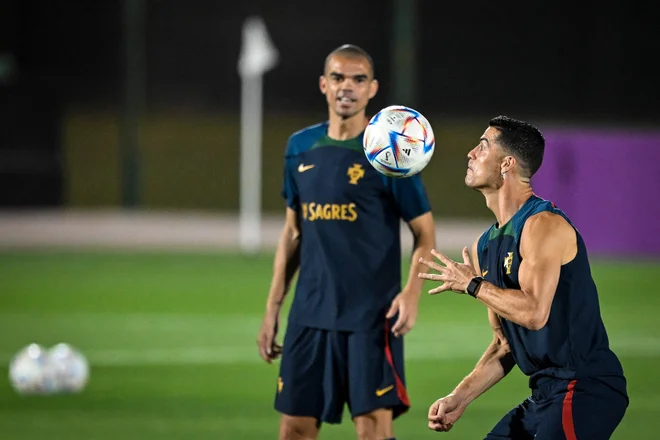 Cristiano Ronaldo z dobrim prijateljem Pepejem med sobotnim treningom na štadionu kluba Al Shahania SC severozahodno od Dohe. FOTO:&nbsp;Patricia De Melo Moreira/AFP

