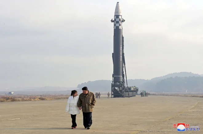 Kim Džon Un s svojo hčerko. FOTO:&nbsp;Kcna/Reuters
