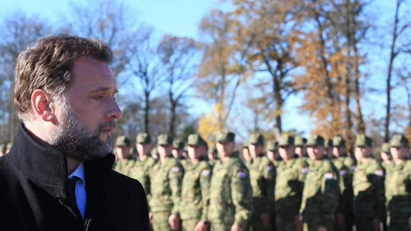 Fotografija: Obrambni minister Mario Banožić, ki mu je predsednik Milanović zavrnil dopis s prošnjo za soglasje za urjenje, je prepričan, da bi bilo škoda, če hrvaška vojska ne bi bila del misije EU. FOTO: Marko Mrkonjić/Cropix
