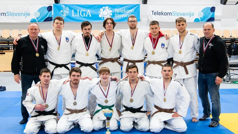 Fotografija: Mariborski judoisti (na fotografiji) so proslavili zgodovinski uspeh na tatamijih lokalnih rivalov iz Slovenske Bistrice. FOTO: Facebook/Judo klub Branik Maribor