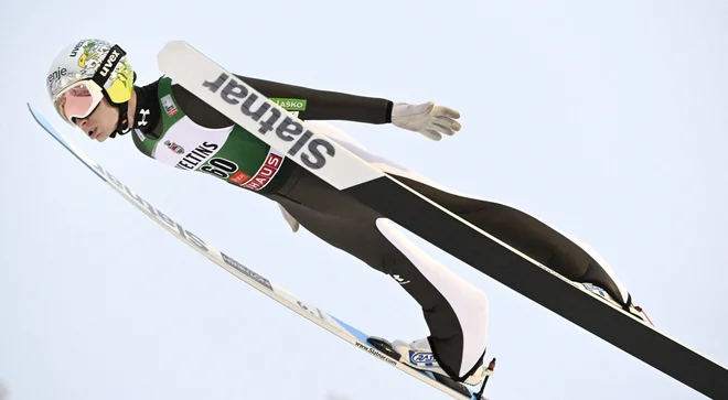 Anže Lanišek je z odličnima skokma v kvalifikacijah in prvi seriji nedeljske tekme napovedal novo vrhunsko uvrstitev. FOTO: Lehtikuva/Reuters
