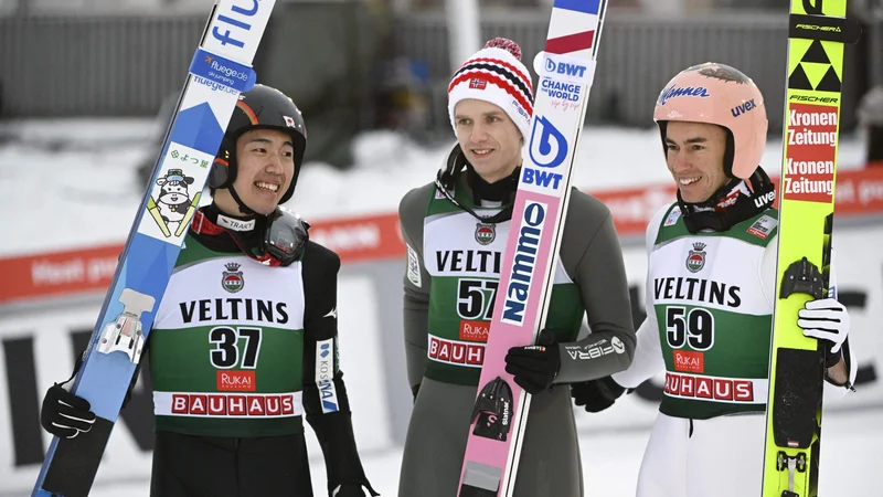 Fotografija: Druga stopnička je v Ruki v nedeljo samevala, saj sta dvojno zmago slavila Norvežan Halvor Egner Granerud (v sredini) in Avstrijec Stefan Kraft (desno), tako da je tretje mesto, ki ga je držal že po prvi seriji, ohranil Japonec Naoki Nakamura. FOTO: Markku Ulander/AFP