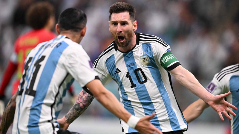 Fotografija: Na tekmi s skupno zgolj tremi streli v okvir vrat sta oba argentinska končala v mreži, Lionel Messi pa je v 64. minuti pristal v objemu Angela Di Marie. FOTO: Kirill Kudrjavcev/AFP
