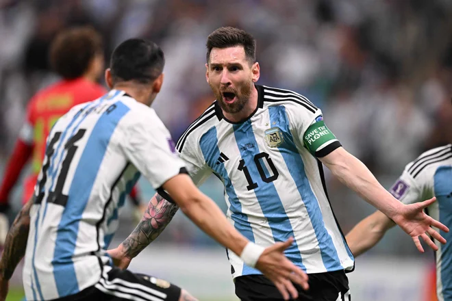 Na tekmi s skupno zgolj tremi streli v okvir vrat sta oba argentinska končala v mreži, Lionel Messi pa je v 64. minuti pristal v objemu Angela Di Marie. FOTO:&nbsp;Kirill Kudrjavcev/AFP
