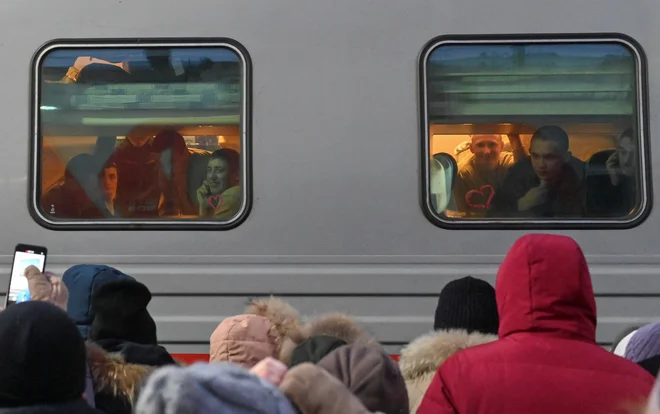 Na vsakdanji jezik vplivata tudi zunanja politika in trajna kriza, v kateri smo se znašli.

FOTO: Alexey Malgavko/Reuters

