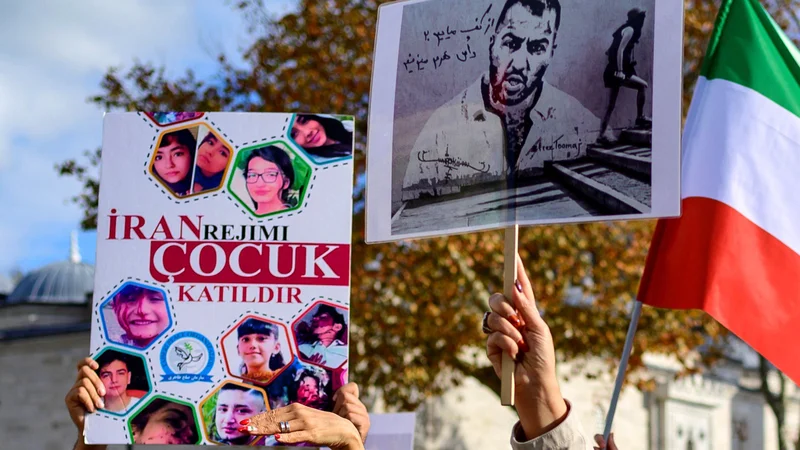 Fotografija: Iranci zahtevajo izpustitev rojakov, med katerimi je tudi raper Tumadž Salehi, in nosijo portrete otrok, ki so bili ubiti med protesti po državi. FOTO: Yasin Akgul/AFP
