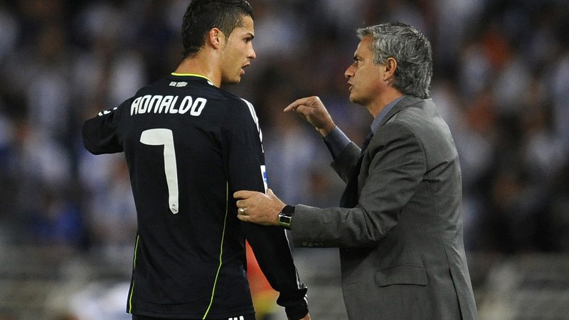Fotografija: Cristiano Ronaldo in Jose Mourinho iz leta 2010, ko sta bila del madridskega Reala. FOTO: Felix Ausin Ordonez/Reuters
