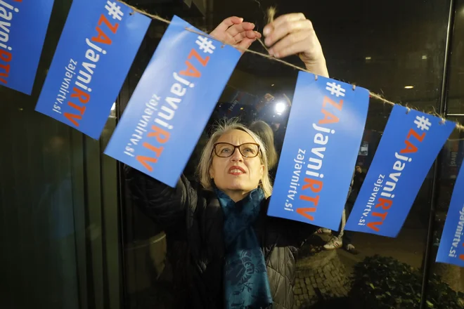 Podporniki za zakon o RTV so zelo veseli. FOTO: Jože Suhadolnik
