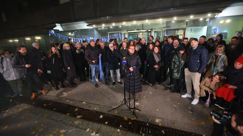 Fotografija: Kolektiv na RTV je ponosen na referendumski rezultat. FOTO: Črt Piksi
