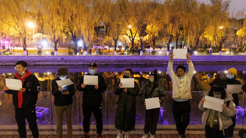 Fotografija: Nekateri so pred seboj nosili prazne liste papirja, s čimer po navedbah dpa kažejo tudi nasprotovanje cenzuri. FOTO: Thomas Peter/Reuters

