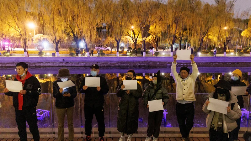 Fotografija: Nekateri so pred seboj nosili prazne liste papirja, s čimer po navedbah dpa kažejo tudi nasprotovanje cenzuri. FOTO: Thomas Peter/Reuters