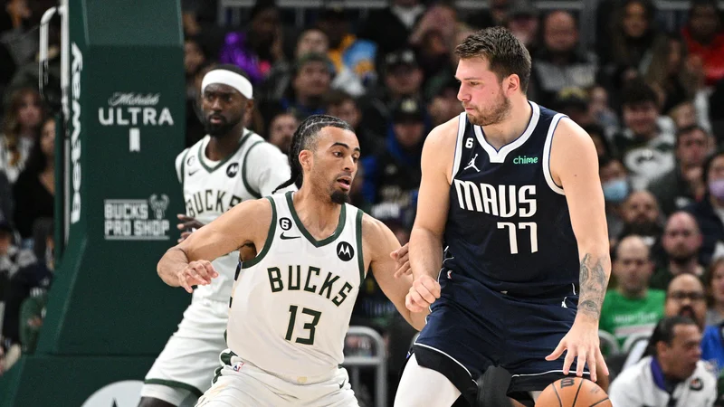 Fotografija: Luka Dončić (77) in Jordan Nwora (13). FOTO: Michael Mcloone/USA Today Sports
