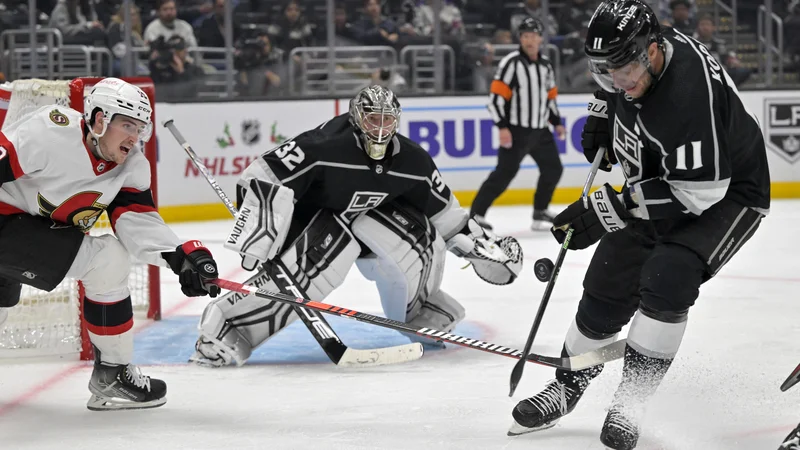 Fotografija: Vratar Jonathan Quick in Anže Kopitar v zadnji tretjini domače tekme ustavljata krilnega napadalca senatorjev Draka Bathersona. FOTO: Jayne Kamin-Oncea/USA Today Sports