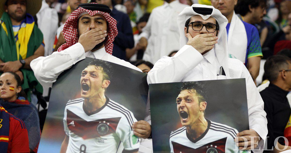 Die Einheimischen zeigten den Deutschen Fotos von Özil und hielten sich den Mund zu