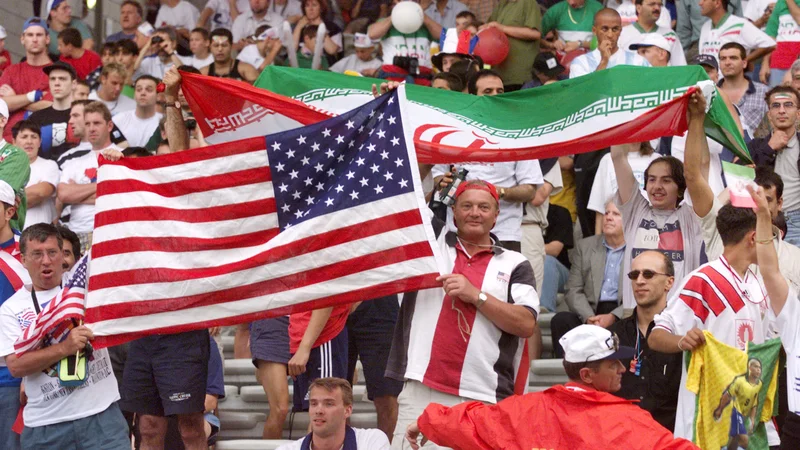 Fotografija: Pred 24 leti v Lyonu so kljub zaostrenimi razmerami iranski in ameriški navijači na tribuni brez incidentov spodbujalis vojo reprezentanco. FOTO: Patrick Kovarik/AFP