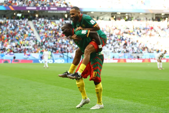 Takole sta se Vincent Aboubakar in Bryan Mbeumo veselila enega od golov za Kamerun. FOTO: Hannah Mckay/Reuters
