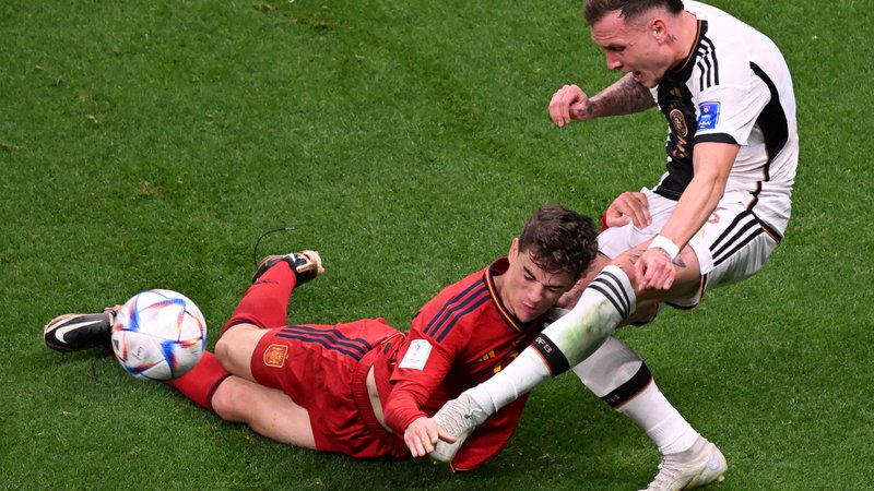 Fotografija: Španski vezni igralec Gavi je dobil udarec v glavo od nemškega branilca Davida Rauma med nogometno tekmo skupine E svetovnega prvenstva v Katarju 2022 med Španijo in Nemčijo. Foto: Kirill Kudryavtsev/Afp
