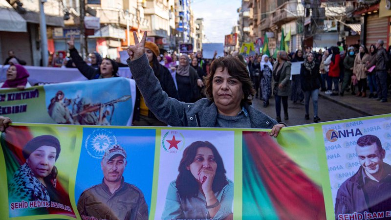 Fotografija: Protesti sirskih Kurdov v Kamışlıju. FOTO: Delil Souleiman/AFP
