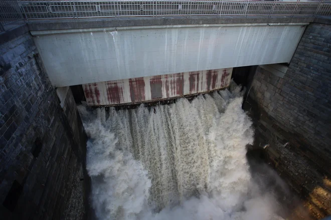 Hidroelektrarna Mariborski otok. Slovenija bo morala sprejeti določene kompromise v cenovni dostopnosti energije in okoljski trajnosti. FOTO: Tadej Regent
