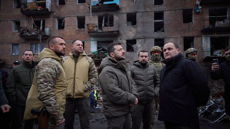 Fotografija: Volodimir Zelenski (v sredini) je ostro kritiziral kijevskega župana, da se je prepočasi odzval in ni storil dovolj za odpravo posledic ruskih napadov na energetski sistem v prestolnici. FOTO: AFP
