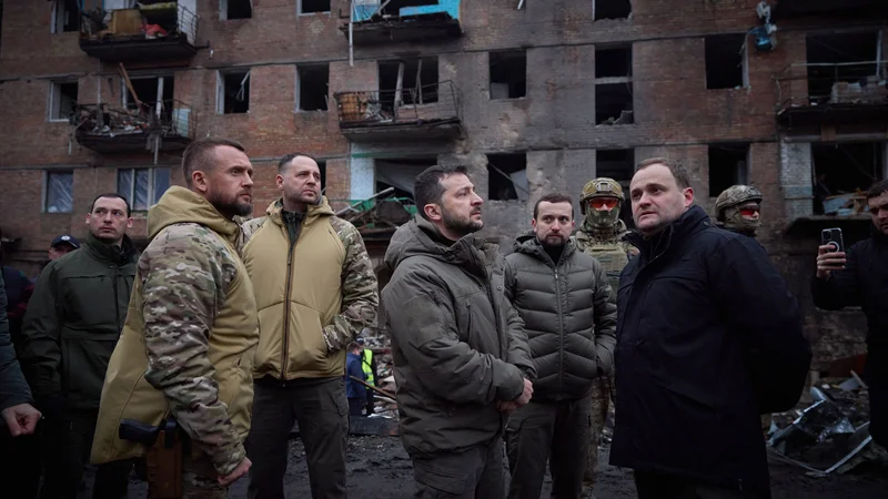 Fotografija: Volodimir Zelenski (v sredini) je ostro kritiziral kijevskega župana, da se je prepočasi odzval in ni storil dovolj za odpravo posledic ruskih napadov na energetski sistem v prestolnici. FOTO: AFP