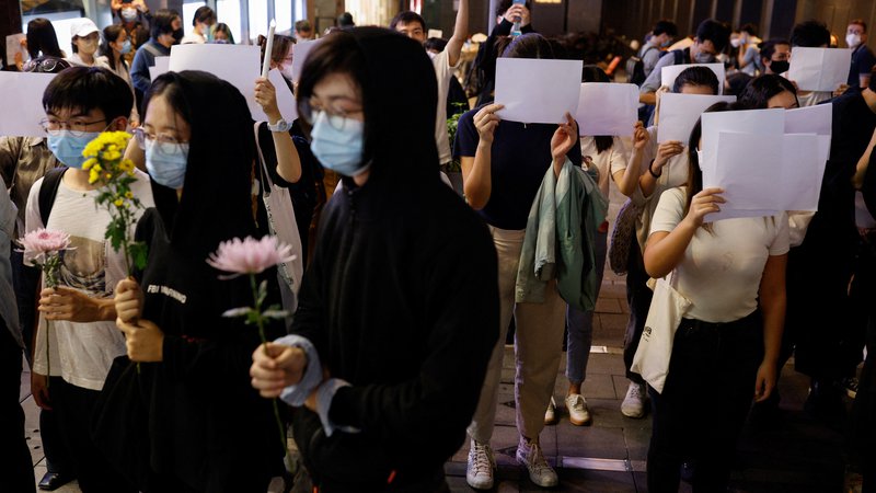 Fotografija: Žrtvam požara v Urumčiju so se poklonili tudi protestniki v Hongkongu. FOTO: Tyrone Siu/Reuters
