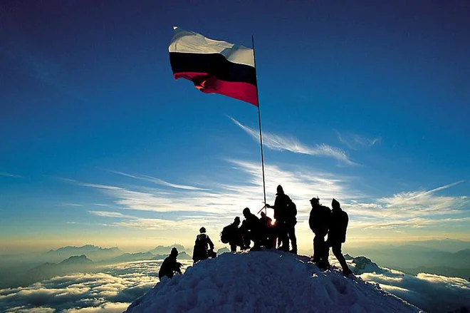 Trobojnica na Triglavu na dan osamosvojitve. FOTO: Joco Žnidaršič
