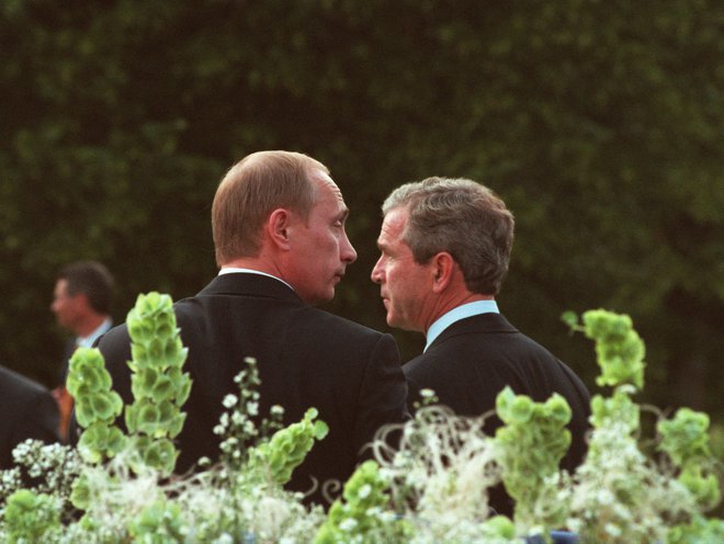 Ruski predsednik Vladimir Putin in ameriški predsednik George Bush Jr. na srečanju v Sloveniji. FOTO: Joco Žnidaršič
