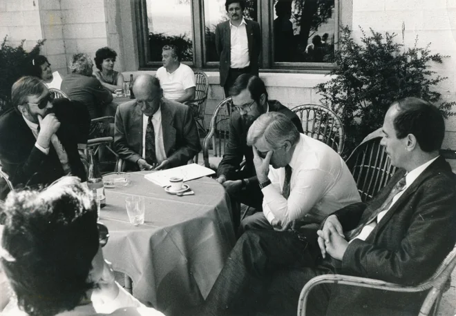 Slovenski politiki Dimitrij Rupel, France Bučar, Lojze Peterle, Milan Kučan in Janez Drnovšek pred sprejetjem brionske deklaracije. FOTO: Joco Žnidaršič
