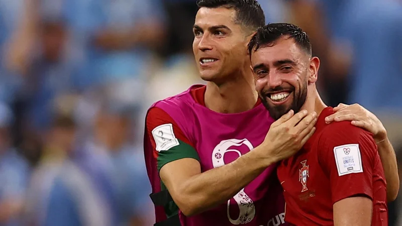 Fotografija: Cristiano Ronaldo in Bruno Fernandes FOTO: Kai Pfaffenbach/Reuters