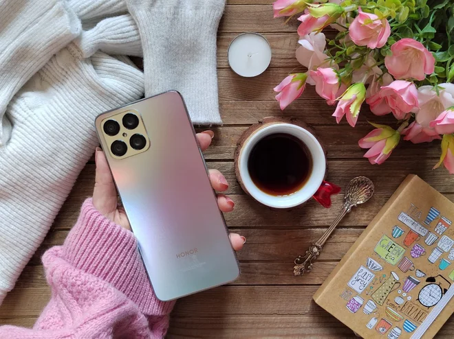 HONOR X8 odlikujejo eleganten, ultra tanek in lahek dizajn, velik zaslon z izjemno ozkimi robovi&nbsp;FOTO: HONOR

