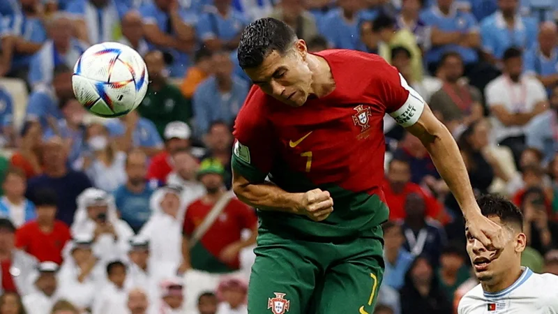 Fotografija: Cristiano Ronaldo trdi, da je z glavo oplazil podajo Bruna Fernandesa, kar je sodniku poskušal dopovedati tudi po koncu tekme, ko je že sedel na klopi. FOTO: Lee Smith/Reuters