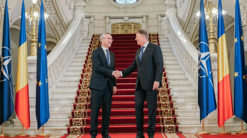 Fotografija: Na zasedanju zunanjih ministrov Nata v Bukarešti bo zagotovljena nadaljnja podpora Ukrajini, tudi za zimo. Generalni sekretar zavezništva Jens Stoltenberg se je že sestal z romunskim predsednikom Klausom Iohannisom. FOTO: Andrei Pungovschi/AFP