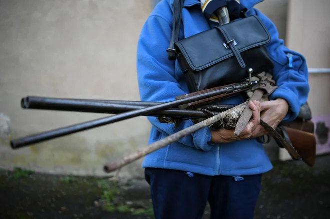 Ženska čaka v vrsti za oddajo orožja med zbiranjem v nekdanji šoli Lapeyriere v kraju Lisle-sur-Tarn na jugozahodu Francije. Od 25. novembra do 2. decembra 2022 lahko zasebniki, neprijavljeni imetniki najdenega ali z dedovanjem pridobljenega orožja, odidejo na posebej določena mesta po celotnem francoskem ozemlju in se ga bodisi znebijo, bodisi ga registrirajo v informacijskem sistemu za orožje. Foto: Valentine Chapuis/Afp