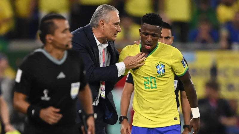 Fotografija: Tudi Vinicius Junior prisluhne, ko spregovori selektor Tite. FOTO: Fabrice Coffrini/AFP