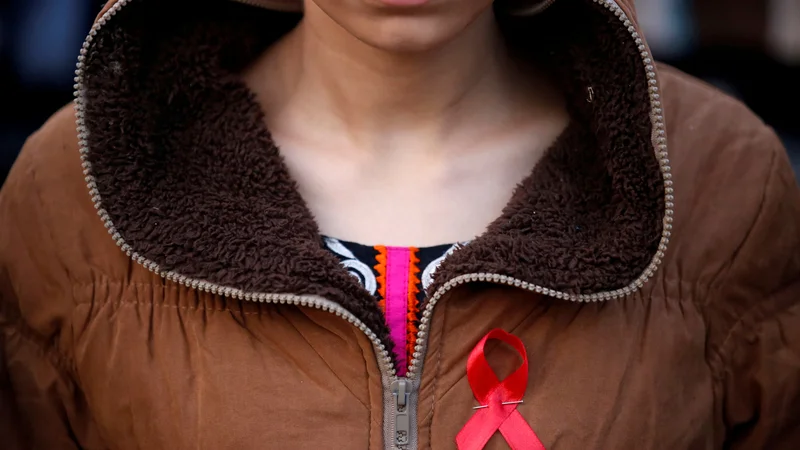 Fotografija: Sloveniji je uspelo ohraniti eno najnižjih stopenj okužbe z virusom HIV v Evropi, a izziv ostaja preprečevanje stigmatizacije okužbe in diskriminacije zaradi nje. FOTO: Navesh Chitrakar/Reuters