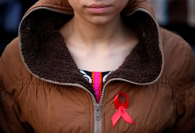 Sloveniji je uspelo ohraniti eno najnižjih stopenj okužbe z virusom HIV v Evropi, a izziv ostaja preprečevanje stigmatizacije okužbe in diskriminacije zaradi nje. FOTO: Navesh Chitrakar/Reuters
