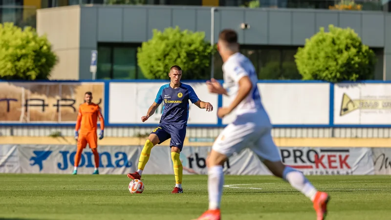 Fotografija: David Zec se je v minuli sezoni vrnil v Slovenijo, v tej pa je že eden od najpomembnejših nogometašev Celja. FOTO: Črt Piksi/Delo