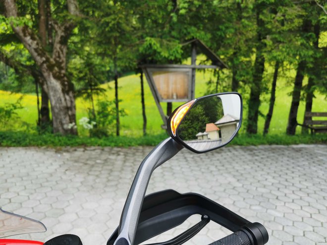Nove tehnologije: opozorilnik na promet v mrtvem kotu motocikla je včasih lepo vgrajen v vzvratno ogledalo. FOTO: Jan Jolič Lieven
