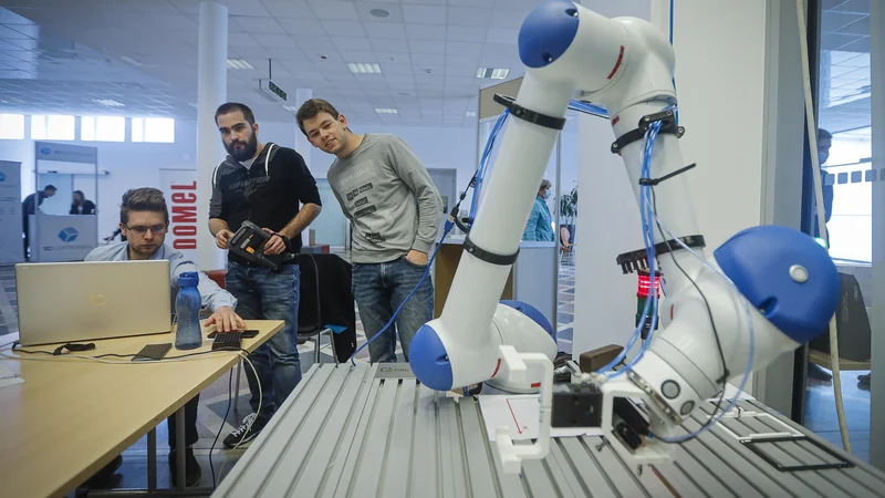 Fotografija: V Sloveniji je več kot 190 robotov na 10.000 prebivalcev, evropsko povprečje pa je pod 130. FOTO: Jože Suhadolnik/Delo