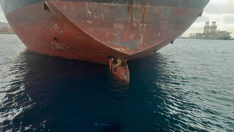 Fotografija: Prebežnike je do vode ločilo le približno pol metra in so bili na odprtem prepuščeni Atlantskemu oceanu. FOTO: Salvamento Maritimo/Reuters