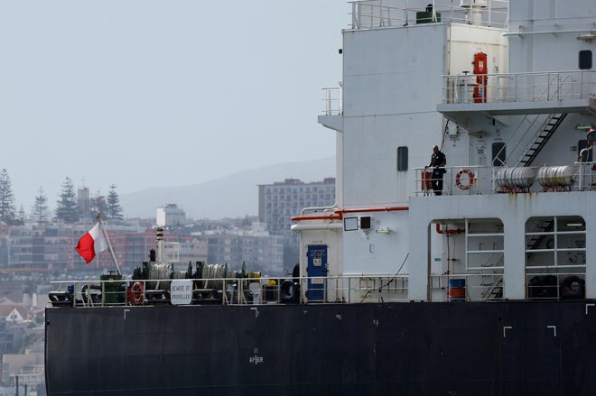Malteški tanker Alithini II. je iz pristanišča v Lagosu odplul 17. novembra, z njim pa tudi slepi potniki. FOTO: Borja Suarez/Reuters
