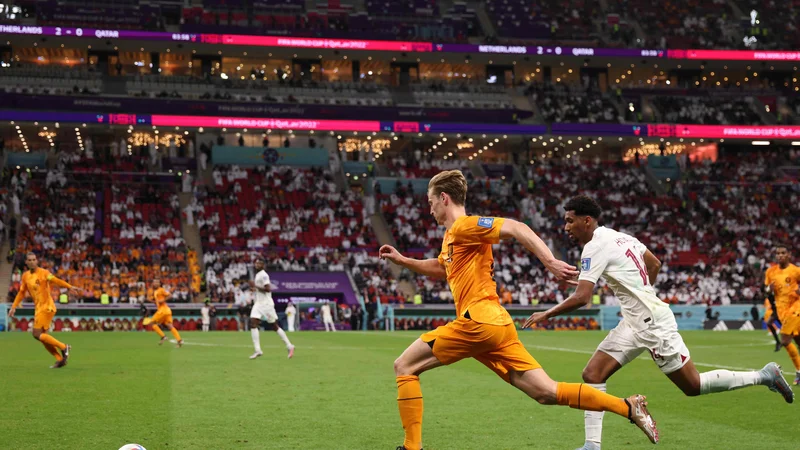 Fotografija: Nizozemci (na fotografiji v akciji Frenkie de Jong) so bili prehitri za domače nogometaše. FOTO: Adrian Dennis/AFP