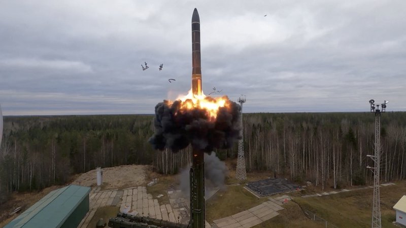 Fotografija: Rusi so med oktobrskimi vajami preizkusili tudi medcelinske balistične rakete.

FOTO: Rusko ministrstvo za obrambo/Reuters

